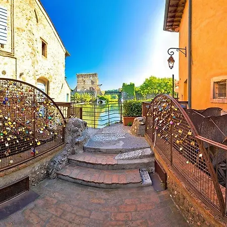 Casa Magenta 1 *